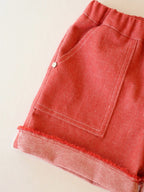 red frayed-hem denim shorts<span>ショートパンツ</span>