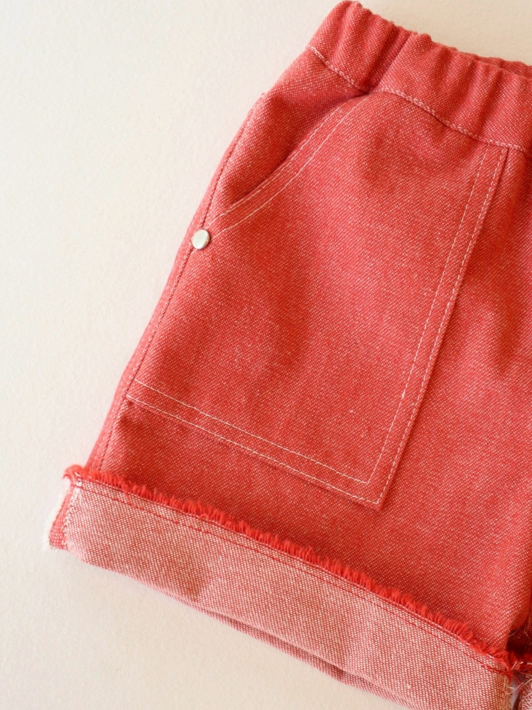 red frayed-hem denim shorts<span>ショートパンツ</span>