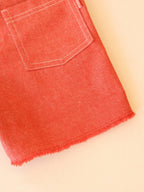 red frayed-hem denim shorts<span>ショートパンツ</span>