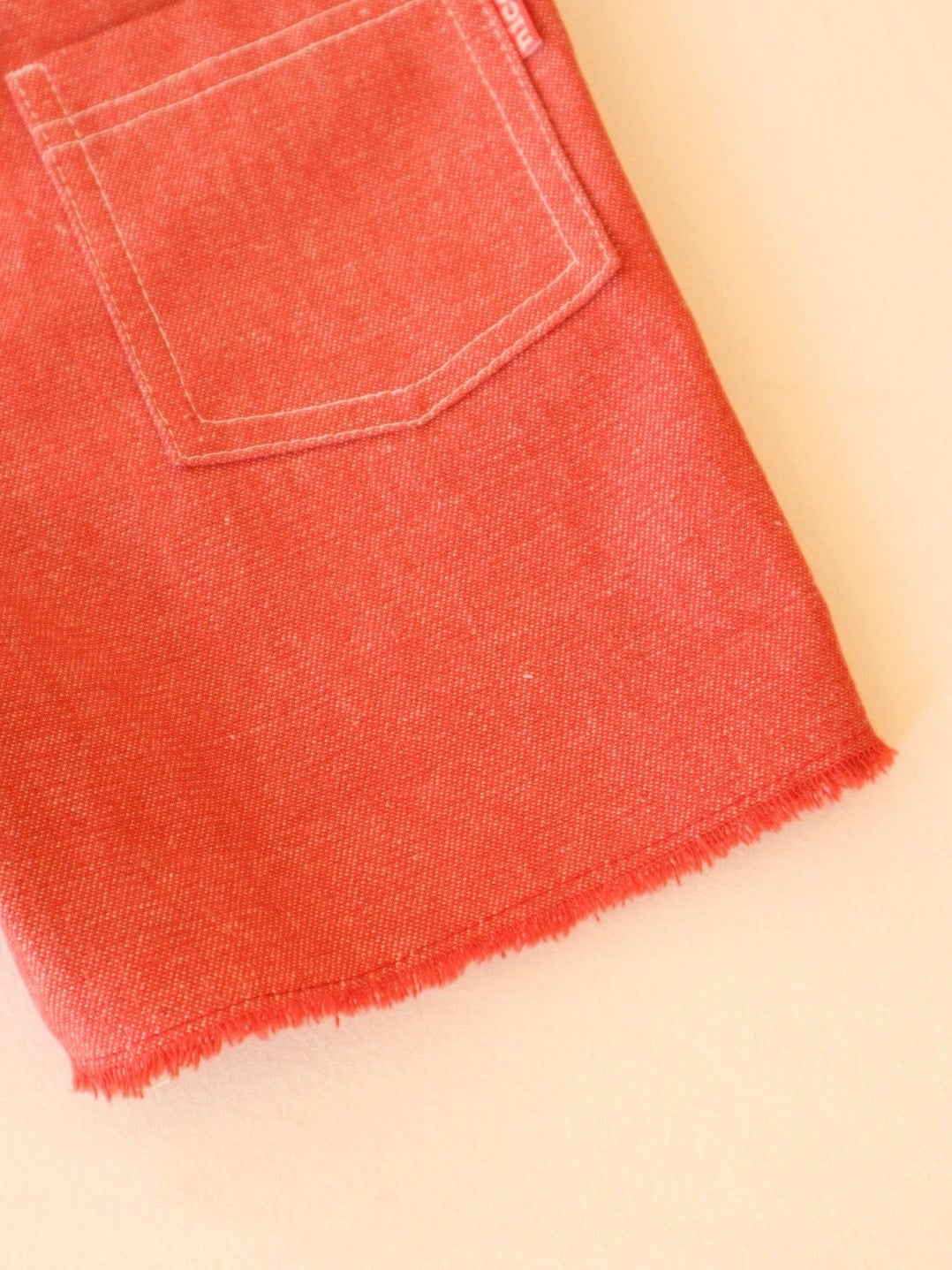 red frayed-hem denim shorts<span>ショートパンツ</span>