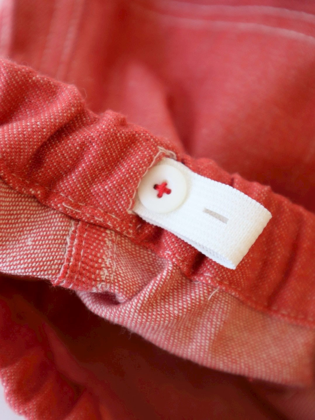red frayed-hem denim shorts<span>ショートパンツ</span>