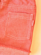 red frayed-hem denim shorts<span>ショートパンツ</span>