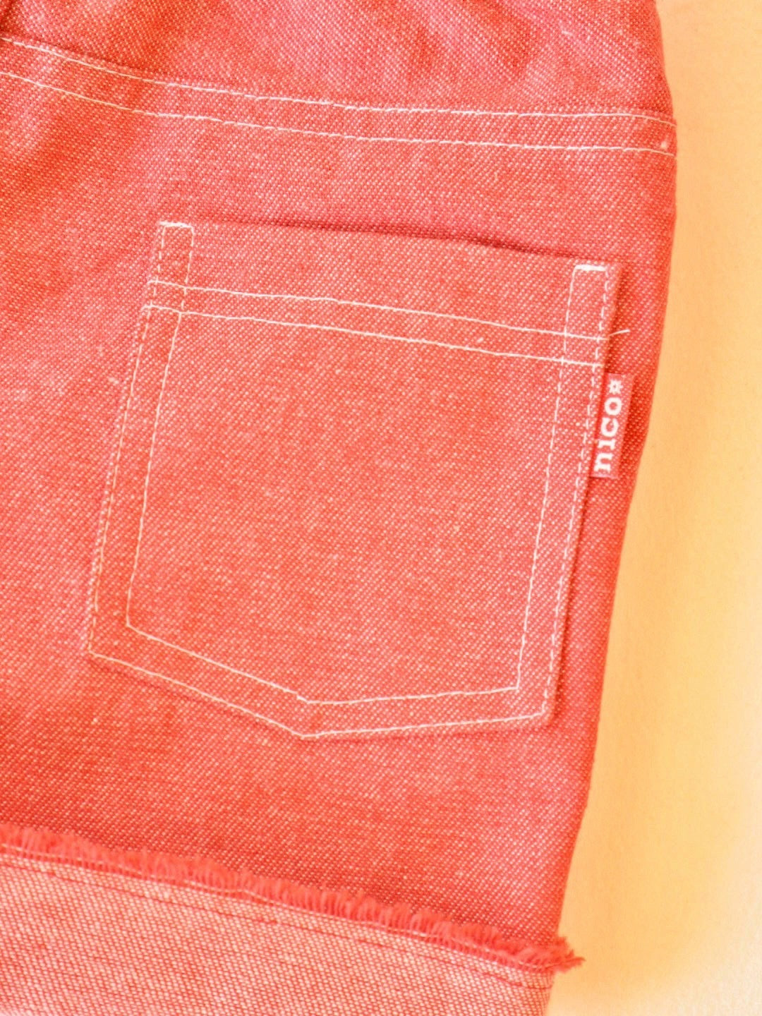 red frayed-hem denim shorts<span>ショートパンツ</span>
