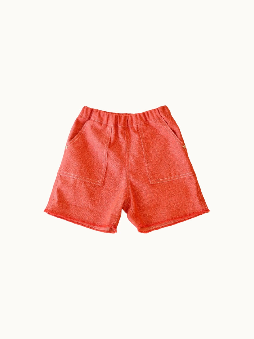 red frayed-hem denim shorts<span>ショートパンツ</span>
