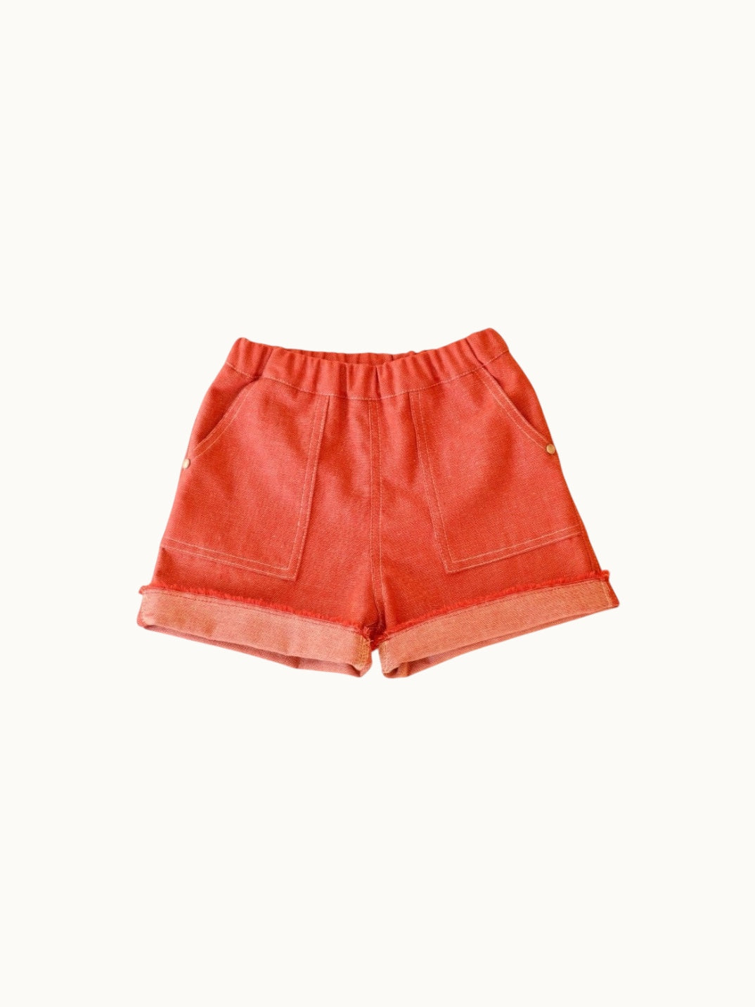 red frayed-hem denim shorts<span>ショートパンツ</span>